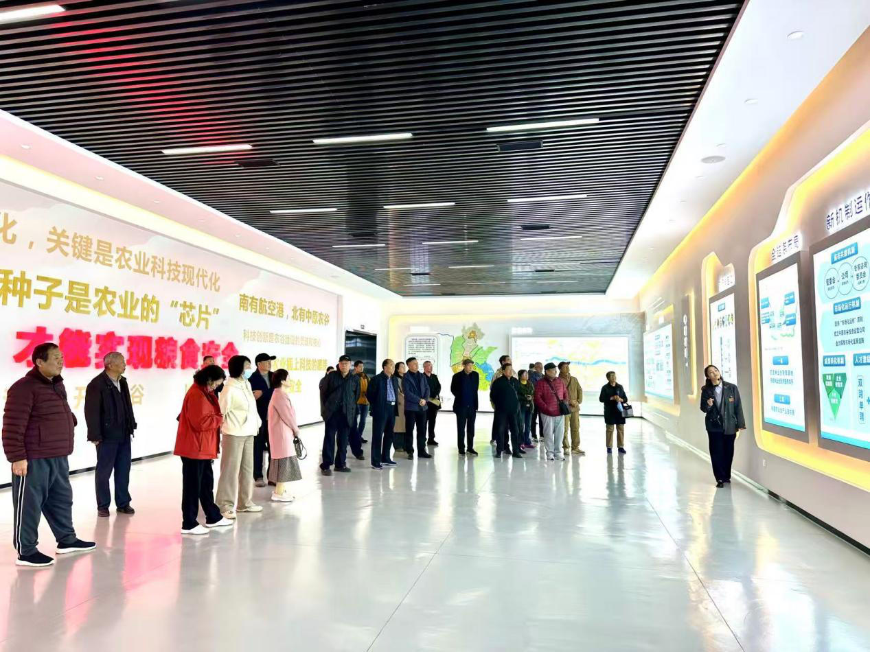 新乡市审计局组织退休老干部感受科技赋能农业