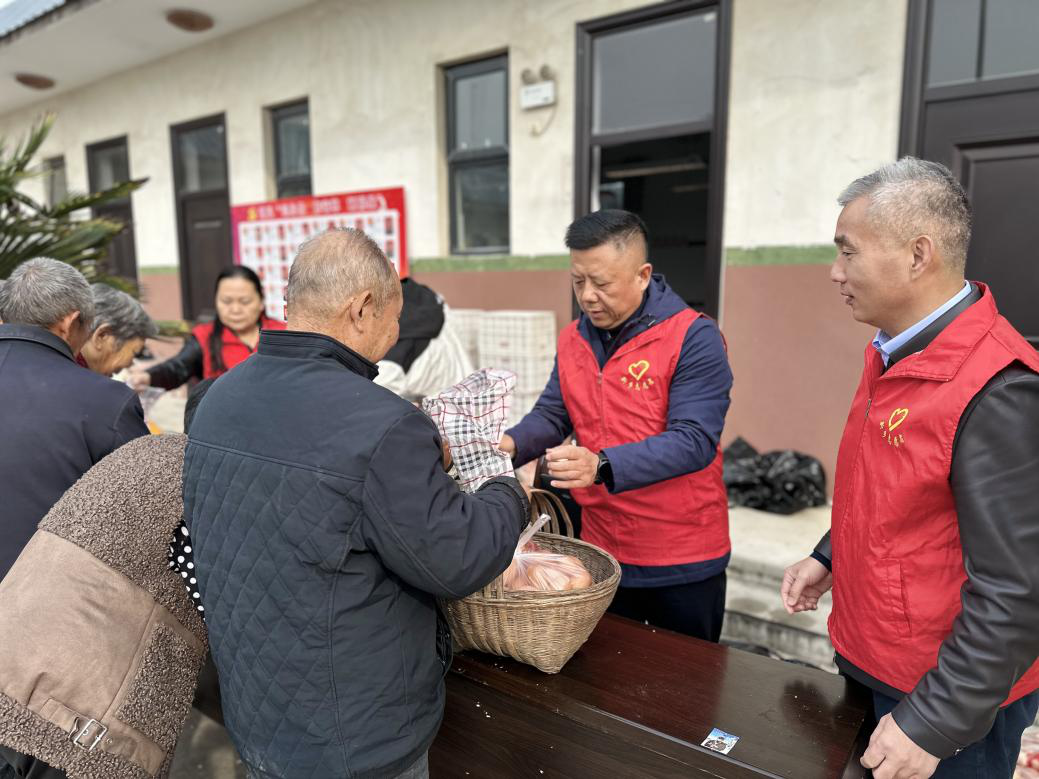 一顶暖冬帽  浓浓帮扶情——新乡市审计局重阳节走进汾台村新时代文明实践站慰问老人