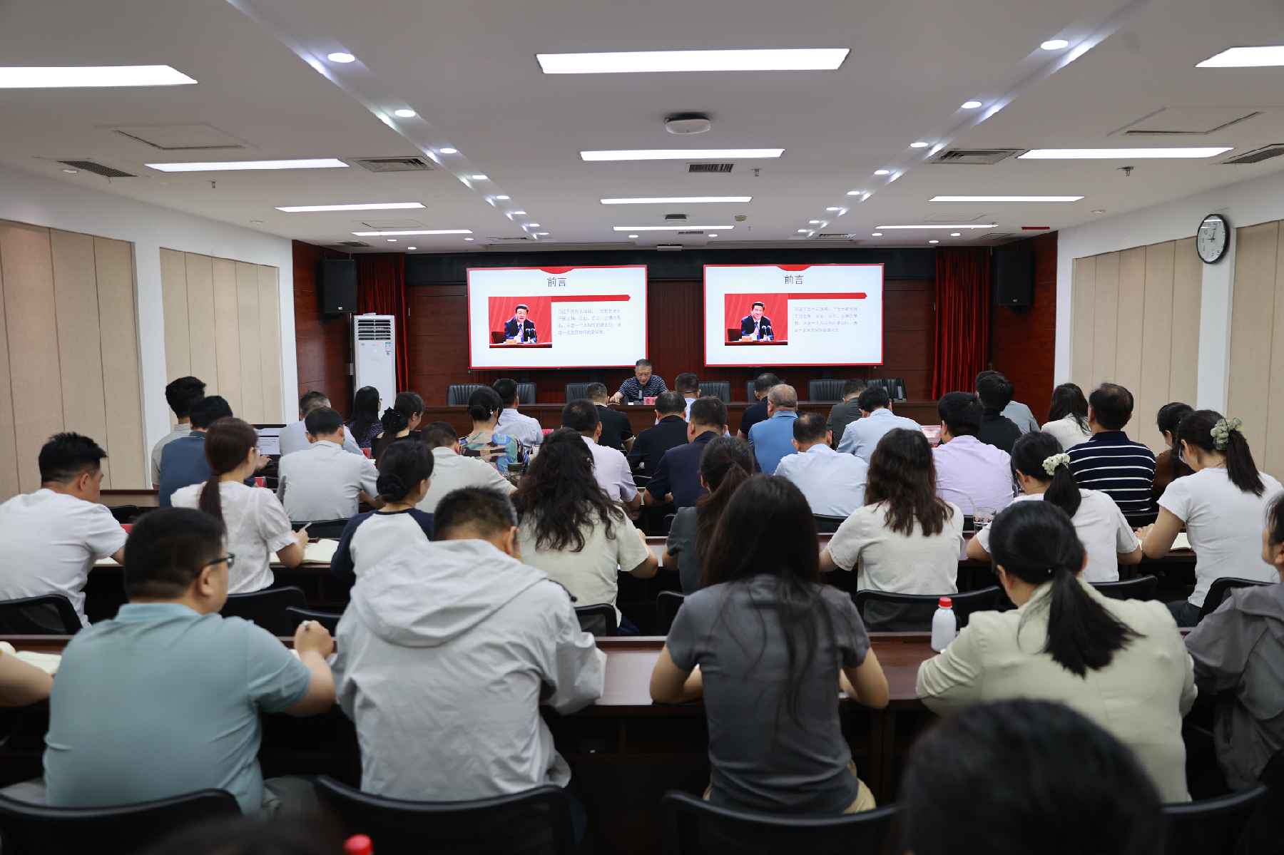 新乡市审计局党组书记讲授专题党课
